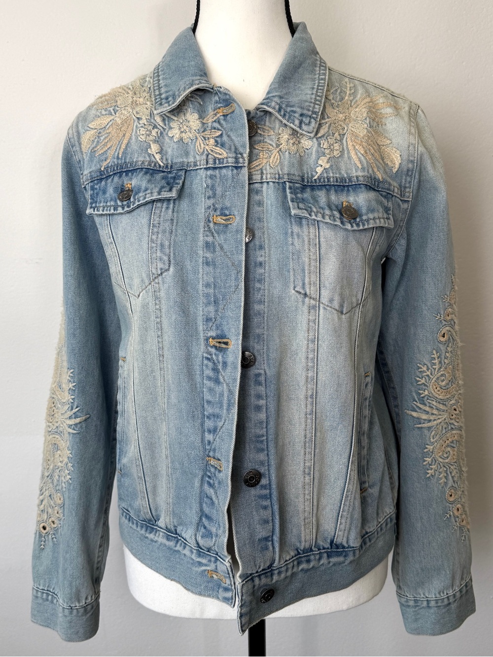 Johnny Was Workshop XS Embroidered Denim Trucker Jacket Boho Floral